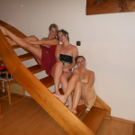 3 hübsche Mädchen in der Sauna mit zwei Jungs