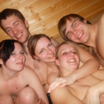 3 hübsche Mädchen in der Sauna mit zwei Jungs