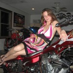 Amateur Babe posiert auf einem Motorrad