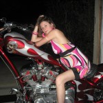 Amateur Babe posiert auf einem Motorrad