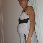 Schwangeres Babe mit dicken Milcheutern