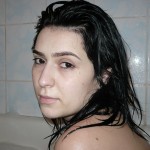 Schwarzhaarige zeigt Muschi in der Badewanne