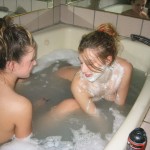 Zwei Mädchen baden, lecken und rasieren sich