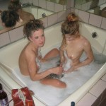 Zwei Mädchen baden zusammen