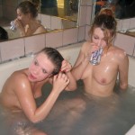 Zwei Mädchen baden, lecken und rasieren sich