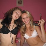 Zwei 18 jährige machen erotische Fotos
