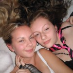 Zwei sexy junge Mädchen knutschen