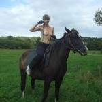 Das sexy Mädchen und das Pferd
