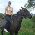 Das sexy Mädchen und das Pferd
