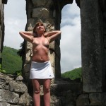 Junges Mädchen zeigt ihre geilen Nackt- und Muschi-Fotos aus dem Urlaub