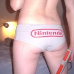 Nintendo Teen mit verdammt heißen Titten fingert sich